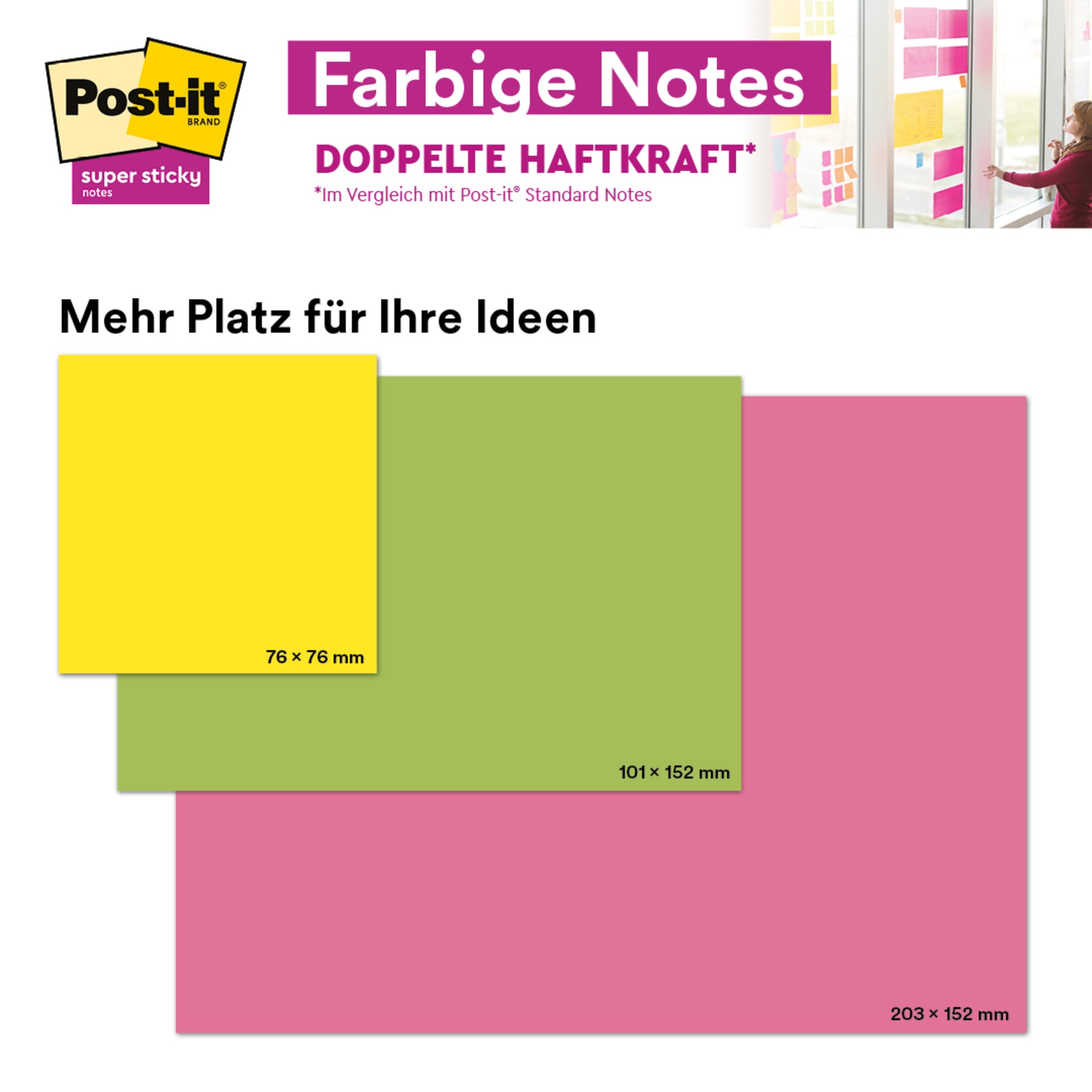 Drei Post-it® Super Sticky Meeting Notes der 3M Deutschland GmbH (203 x 153 mm, verschiedene Farben, 70 Blatt/Block, 3 Blöcke/Packung) überlappen sich im Vordergrund; dahinter klebt eine Person Notizen an eine Glaswand.