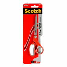 Tá siosúr compordach Scotch™ de chuid 3M Deutschland GmbH i ndearg, 18 cm, le pacáistiú plaisteach agus cairtchláir léirithe go hingearach ar chúlra dearg-dubh.