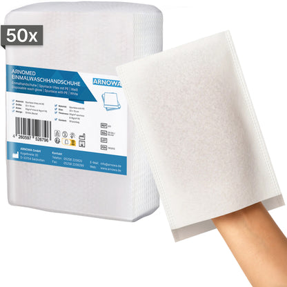 Eine Hand trägt einen ARNOMED Einmalwaschhandschuh Spunlace mit PE (wasserabweisend) von ARNOWA GmbH vor einer 50er-Packung, auf der Produktdetails und Kontaktinfos zu sehen sind.