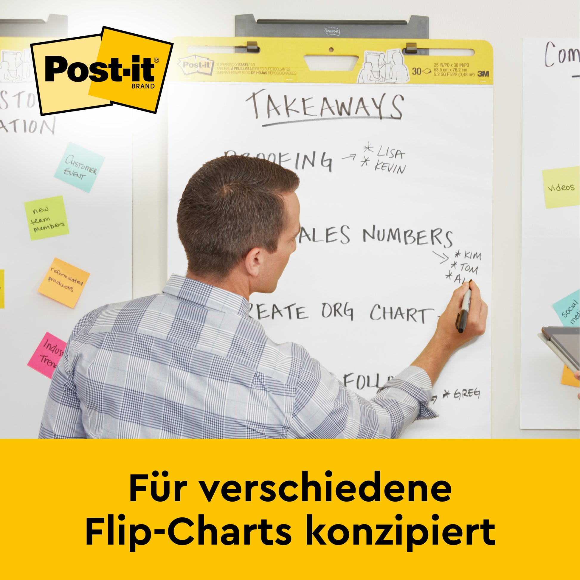 Ein Mann schreibt Notizen auf ein Post-it® Super Sticky selbsthaftendes Mini Meeting Chart von 3M (38 x 45,7 cm, 20 Blatt), umgeben von weiteren Charts und Post-its. Text im Bild: "Für verschiedene Flip-Charts konzipiert.