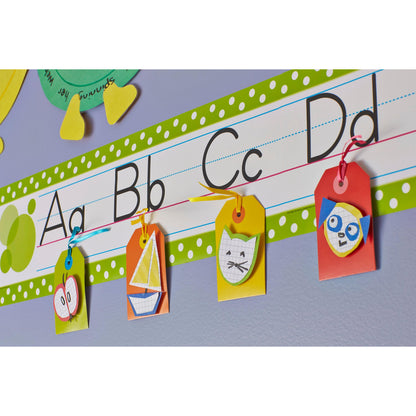 Ein Alphabetstreifen für das Klassenzimmer (A-D, Groß-/Kleinbuchstaben) hat vier bunte Schilder - Apfel, Segelboot, Katze, Eule -, die mit Scotch-FIX™ Ablösbare Klebepads 301008C36-P von 3M Deutschland GmbH befestigt werden, damit sie stabil und dennoch abnehmbar sind.