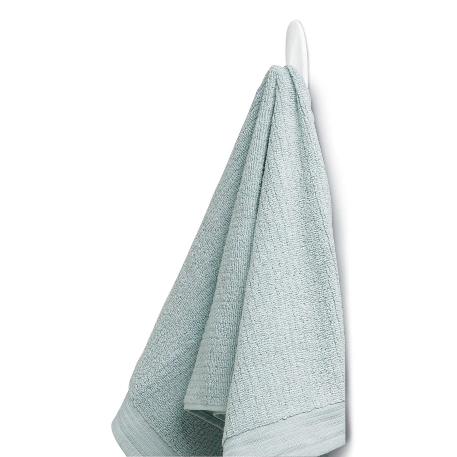 Ein hellblaues Handtuch hängt fein säuberlich an einem Command™ Bad Medium Designer-Haken, 17081B (1 Stück) von 3M Deutschland GmbH, vor weißem Hintergrund.