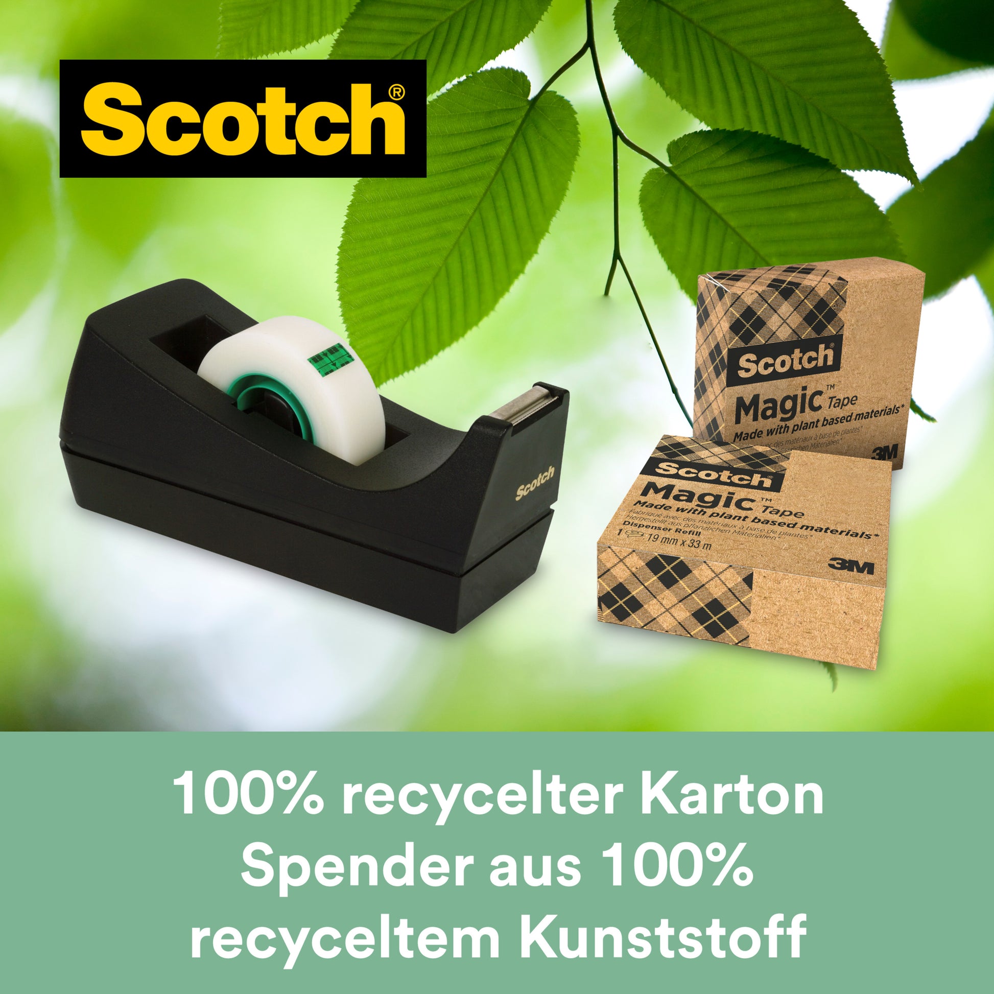 Ein schwarzer Scotch® C38 Abroller mit Magic™ Tape (66% pflanzlicher Klebstoff, 19mm x 33m) steht vor zwei Klebebandpackungen; die Boxen sind aus recyceltem Karton, der Abroller aus recyceltem Kunststoff. Marke: 3M Deutschland GmbH.