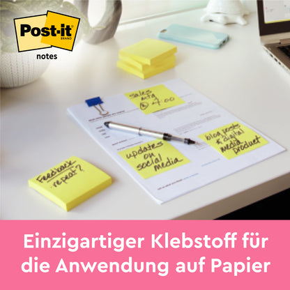Auf einem Schreibtisch liegen Post-it® Notes Gelb (38 mm x 51 mm) von 3M Deutschland GmbH, ein mit Notizen gefülltes Blatt und ein Stift. Der deutsche Text wirbt für die "8 Blöcke + 4 Gratis"-Packungen und ihren einzigartigen Klebstoff für Papier. Inklusive PEFC-zertifizierter Kartonverpackung.