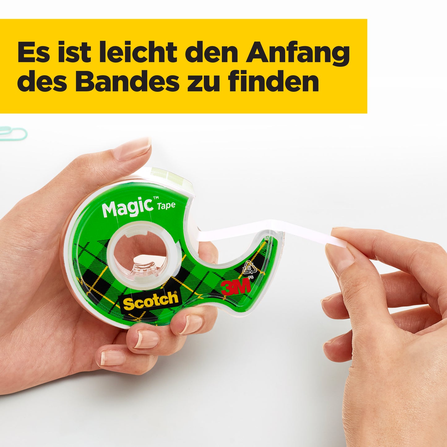 Eine Person zieht Klebeband aus einem grünen Scotch® Magic™ Unsichtbares Klebeband Abroller (Nachfüllpackung 2 Rollen, 19 mm x 7,5 m) der 3M Deutschland GmbH. Der deutsche Text oben lautet: "Es ist leicht den Anfang des Bandes zu finden".