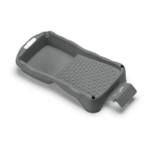 Die Nölle Profi Brush Mini-Lackierwanne (12 x 22 cm) von Nölle Profi Brush Bürsten- & Pinseltechnik e.K. ist eine graue Farbwanne aus Regranulat mit erhabenen Rändern, einer strukturierten Oberfläche, geformten Griffen und einem abnehmbaren Ausguss.