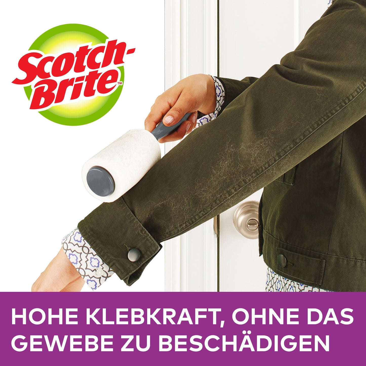Eine Person benutzt den Scotch-Brite™ Everyday Clean Mini-Fusselroller, 30 Blatt, farbiger Griff von 3M Deutschland GmbH auf dem Ärmel einer dunkelgrünen Jacke. Text: "HOHE KLEBKRAFT, OHNE DAS GEWEBE ZU BESCHÄDIGEN.