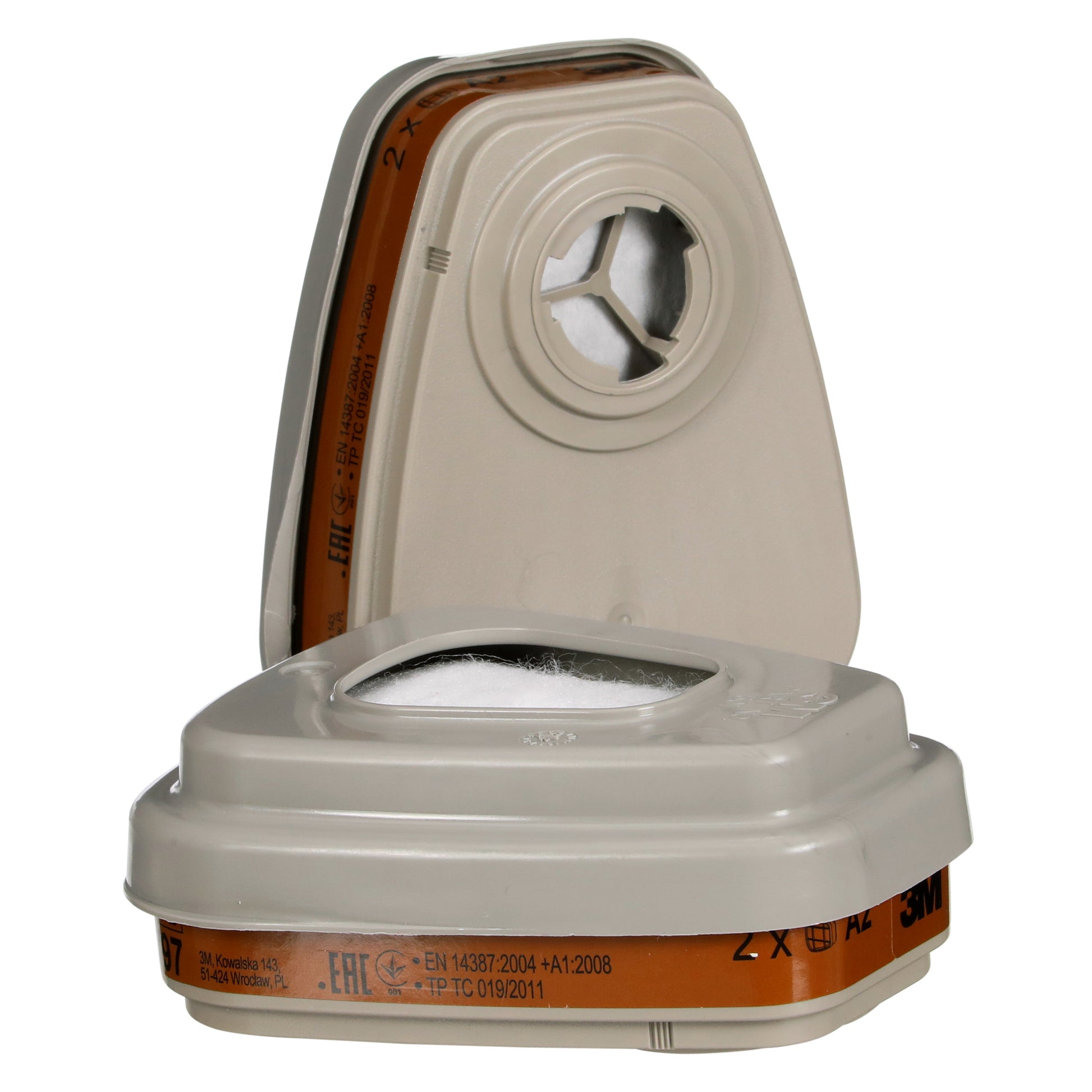 Zwei beigefarbene rechteckige 3M™ Filtersatz 6003-1 A2P3 Filter Atemschutzmaskenfilter (2x6055, 2x5935, 2x501) der 3M Deutschland GmbH schützen Benutzer kompatibler Masken vor luftgetragenen Partikeln und organischen Dämpfen.