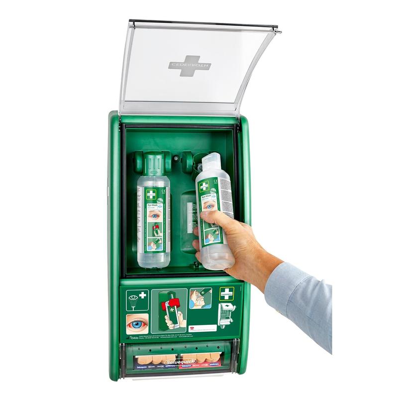 Eine Hand entnimmt eine Flasche aus der Orkla Wound Care AB Cederroth Augenspülstation (incl. 2 x 500 ml Flaschen à 725200, mit Salvequick Pflasterspender Ref 490700), ideal für Augenspülung Notfallsituationen.
