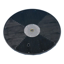 Die Detailansicht des Führungsstellers Highspeed (43 cm) von Diversey Deutschland GmbH & Co. OHG zeigt seine zentrale Metallplatte und die gemusterte, geschlitzte Oberfläche, konzipiert für TASKI ergodisc duo/400-ideal für Reinigungskräfte, Packung enthält 1 Stück.