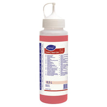 Tá caipín bán agus spout ar an mbotella dáileacháin 0.5L Sani Calc ó Diversey Deutschland GmbH & Co. OHG, le lipéad dearg ilteangach le treoracha úsáide, chun an dáileog cheart de ghlantóir Sani Calc a chinntiú.