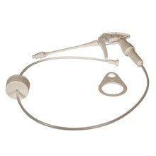 Tá ceann spraeála cúr bán do bhuidéal plaisteach 2 L ó Diversey Deutschland GmbH & Co. OHG le feiceáil, le píobán ceangailte le greim scaoilte atá suite in aice leis an gceann spraeála ciorclach le poll ann, ar fad ar chúlra simplí bán.