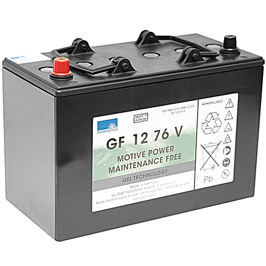 Ein schwarzer Batterie-Traktionsblock 12V/76Ah Gelbatterie von Diversey Deutschland GmbH & Co. OHG, wartungsfrei mit rot/schwarzen Klemmen und Sicherheits-/Recycling-Symbolen auf weißem Etikett. Betriebsspannung: 12V, Kapazität: 76Ah. Verpackung (1 Stück).