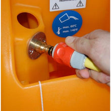 Eine Hand verbindet einen Schlauch mit einem roten und grauen Anschlussstück mit einem Metallfitting an einem orangefarbenen TASKI swingo 2100 ?icro AquaStop von Diversey Deutschland GmbH & Co. OHG. Ein blauer Aufkleber in der Nähe zeigt eine maximale Temperatur von 60°C/140°F an.