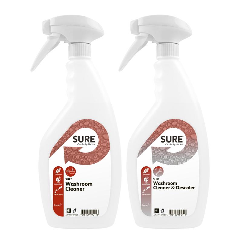Zwei weiße 750 ml Triggersprayflaschen von Diversey: "SURE Washroom Cleaner" und "SURE Washroom Cleaner & Descaler" mit roten/grauen Blasen-Etiketten. Umweltfreundliche Reiniger für gründliche Sauberkeit im Bad.