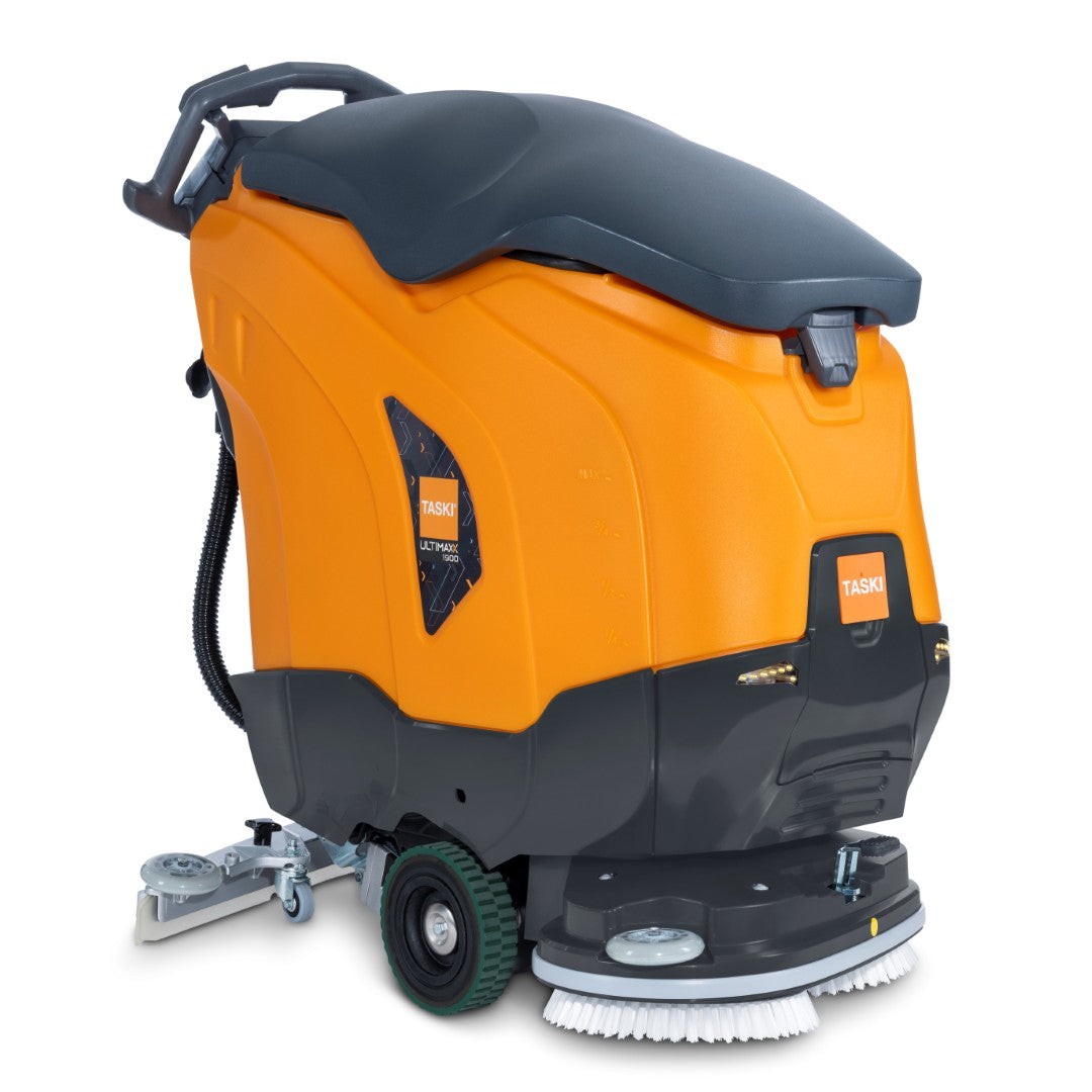 Die TASKI ULTIMAXX 1900 DD55 Performance BMS 13A von Diversey ist eine Scheuersaugmaschine der nächsten Generation mit Radantrieb, orange-schwarzem Design, 42L Tank, 55cm Doppelscheibe, großen Rädern, Griff und rotierenden Schrubbbürsten.