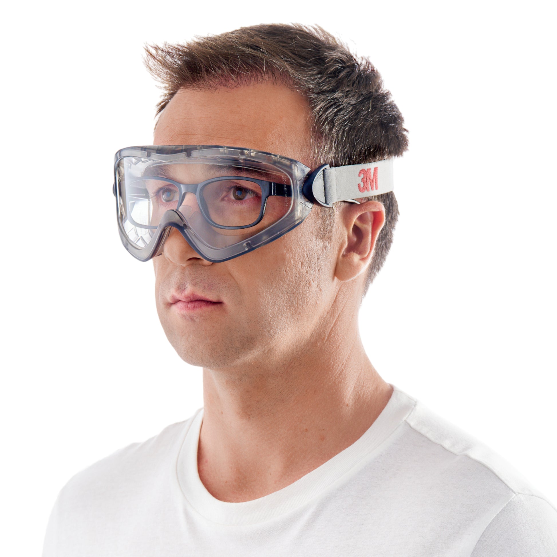 Ein Mann mit kurzen braunen Haaren trägt eine 3M™ Schutzbrille 2890 der 3M Deutschland GmbH mit grauem, verstellbarem Band und klaren Gläsern sowie ein schlichtes weißes T-Shirt und blickt nach vorne vor einem weißen Hintergrund.