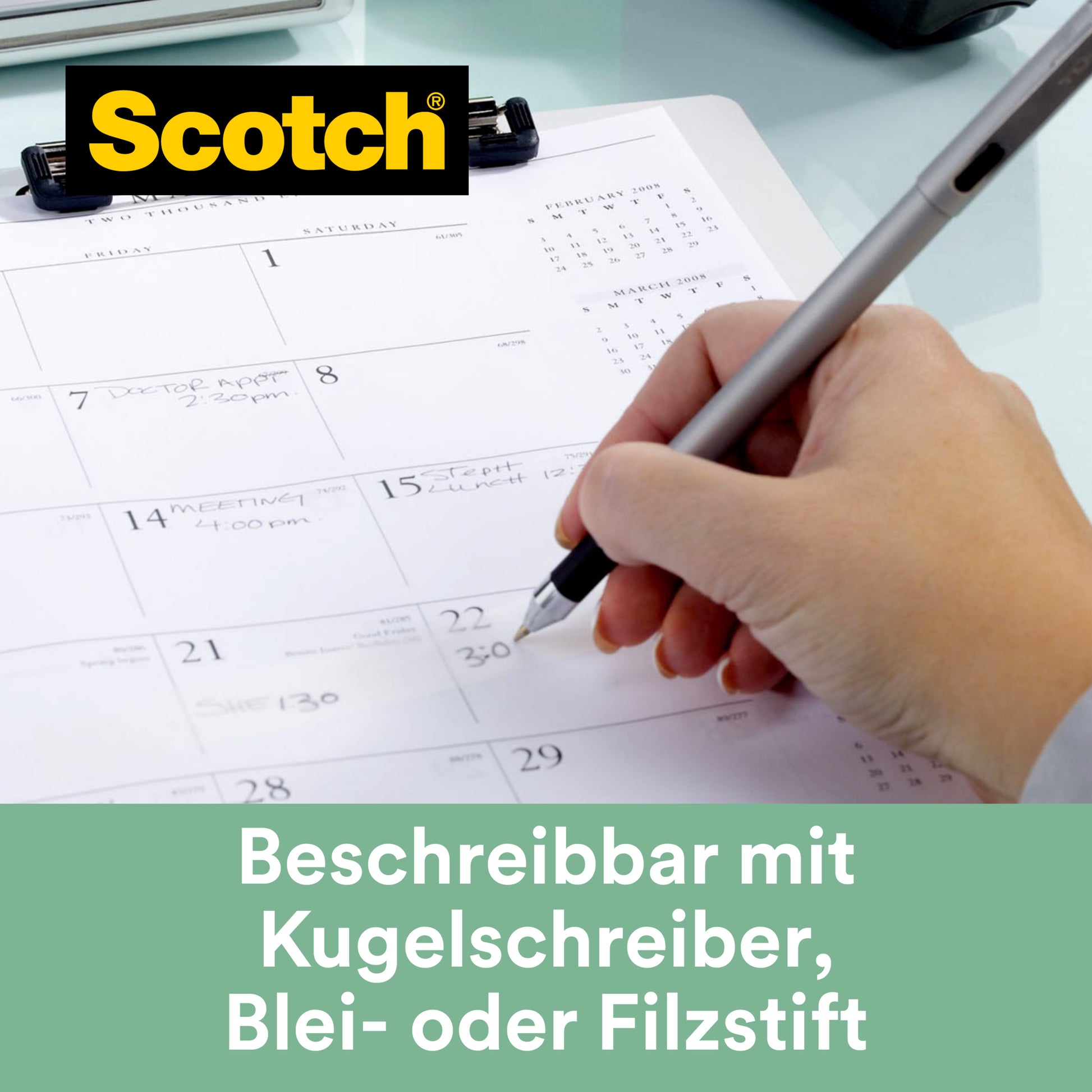 Eine Hand schreibt mit einem Stift auf einen Kalender. Oben links erscheint das Scotch®-Logo der 3M Deutschland GmbH. Darunter steht in deutscher Sprache: "Beschreibbar mit Kugelschreiber, Blei- oder Filzstift." Mit Scotch® C38 Tischabroller und Magic™ Klebeband.