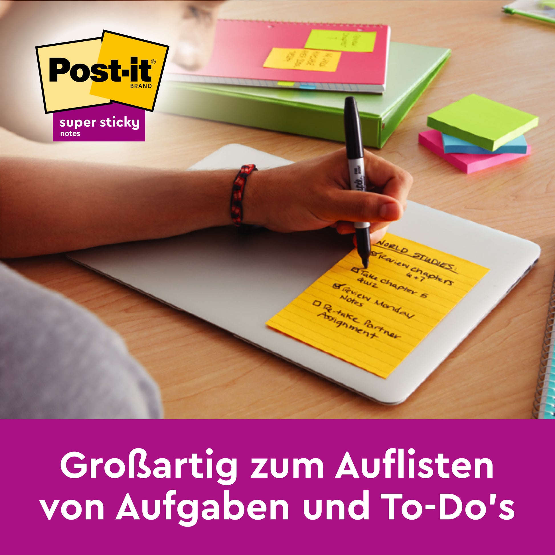 Eine Hand schreibt auf eine gelbe Post-it® Super Sticky Meeting Note (203 mm x 153 mm, 45 Blatt, 6 Blöcke/Packung) von 3M Deutschland GmbH, daneben liegen andere Schreibwaren und weitere Notizen. Der deutsche Text wirbt für die Organisation von Aufgaben und To-Dos.