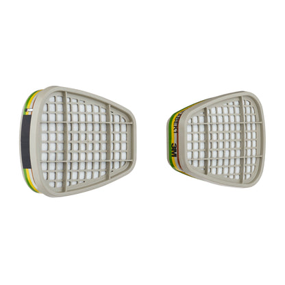 Zwei rechteckige 3M™ Filterpatrone 6059 ABEK1-Kombinationsfilter (1 Paar, 3M Deutschland GmbH) mit grauen Gittern und farbigen Etiketten sind von vorne und von der Seite auf weißem Hintergrund dargestellt.