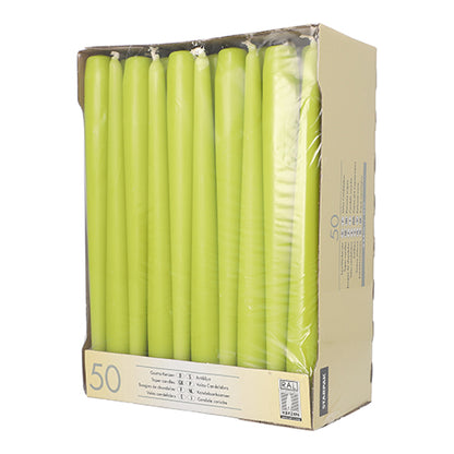 Eine Pappschachtel mit 50 Starpak Leuchterkerzen (Ø 2,2 cm - 25 cm), teilweise in Klarsichtfolie verpackt, ist an der Vorderseite geöffnet, um die hohen weißen Kerzen mit langer Brenndauer zu präsentieren.