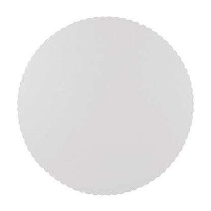 The PAPSTAR 10 cake boards, cardboard "pure" round by PAPSTAR GmbH, are simple, white, round cake bases with a wavy edge, environmentally friendly and ideal as a cake board. Here depicted on a white background.
