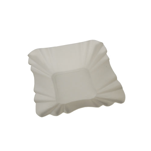 The 100 trays cardboard "pure" square white from PAPSTAR GmbH are square, white disposable plates with a wavy edge, ideal for catering needs and depicted on a plain white background.
