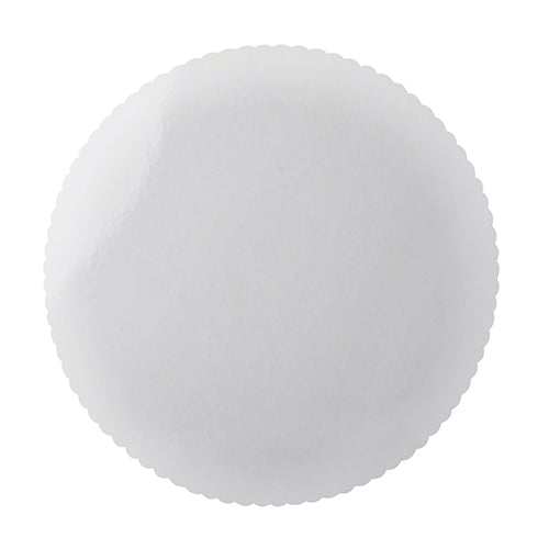 A round, white, coated cake base made of cardboard (Ø 28 cm) with a scalloped edge from Starpak, in a pack of 6 and individually wrapped in shrink wrap.