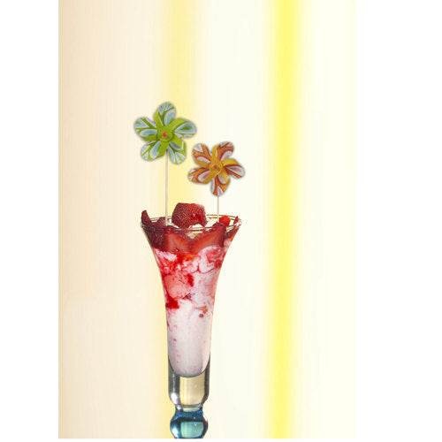 Tá milseog bándearg-bán i ngloine ard, maisithe le anlann sú talún agus maisiúchán "Muileann Gaoithe" PAPSTAR (17.5 cm, dath éagsúil), a chuireann go spraíúil le maisiú na páirtí. Tá 50 maisiúchán sa tacar ón PAPSTAR GmbH i mbabhla cairtchláir.