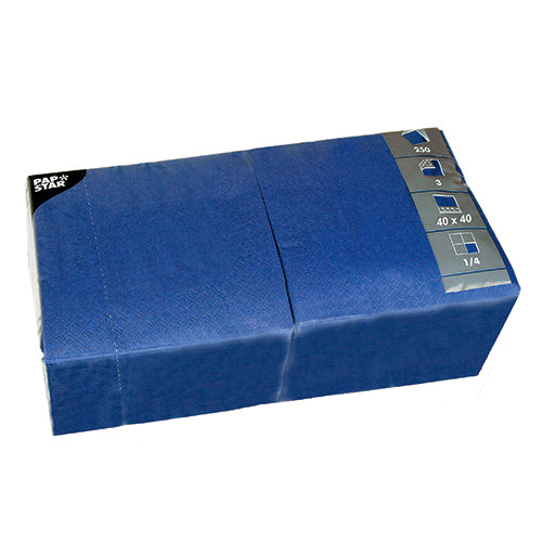 Eine blaue rechteckige Packung PAPSTAR 250 Servietten, 3-lagig 1/4-Falz von PAPSTAR GmbH, jede Serviette 40x40 cm - umweltfreundlich und perfekt für die Gastronomie, mit Produktinfo und Logo an der oberen Ecke der Verpackung.