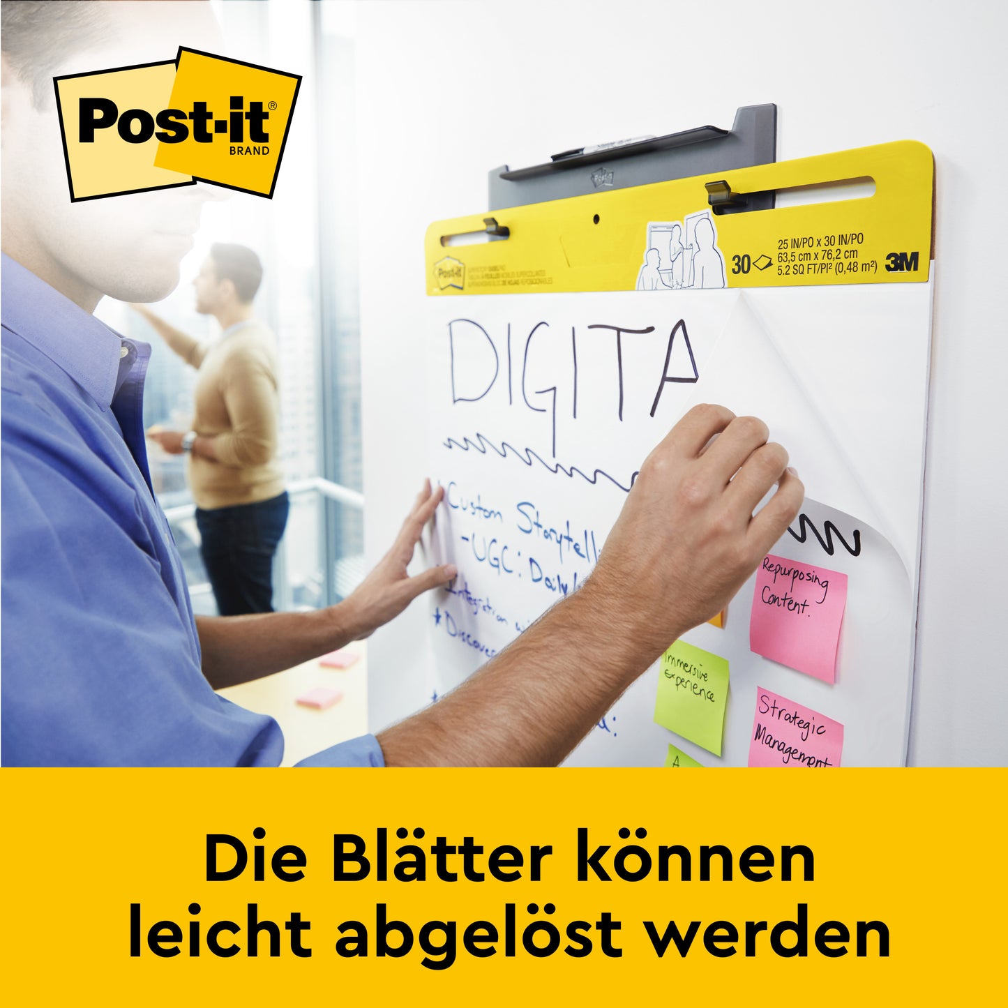 Jemand schreibt auf dem Post-it® Super Sticky selbsthaftenden Meeting Chart/Flipchart für Wand-Montage 559 (63,5 x 76,2 cm) von 3M Deutschland GmbH. Mehrere Haftnotizen kleben darauf. Die Blätter lassen sich leicht ablösen.