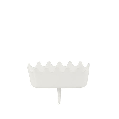 Der PAPSTAR Halter für Zahlenkerzen, weiß (3,8x4,9 cm) von PAPSTAR GmbH ist ein stabiler und dekorativer Kerzenhalter mit gewelltem Rand und einem Spike zum Befestigen - ideal präsentiert auf neutralweißem Hintergrund.