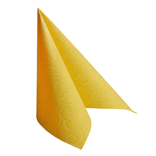 Ein einzelnes PAPSTAR 50 Servietten "ROYAL Collection" 1/4-Falz 40 x 40 cm gelb der PAPSTAR GmbH ist aufrecht in Dreiecksform auf weißem Grund gefaltet und zeigt sein feines Strukturmuster.