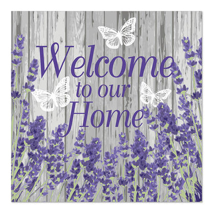 Schild mit violettem Text "Welcome to our Home" auf grauem Holzhintergrund, verziert mit lavendelfarbenen Blumen und drei weißen Schmetterlingen, in Anlehnung an PAPSTAR 20 Servietten, 33x33cm, 3-lagig von PAPSTAR GmbH.