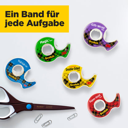 Vier Rollen Scotch® Magic™ Unsichtbares Klebeband (19 mm x 25 m) von 3M Deutschland GmbH, davon eine im bunten Handabroller gratis, sind mit Schere und Büroklammern auf weißem Untergrund arrangiert. Ein Schild sagt: "Ein Band für jede Aufgabe.