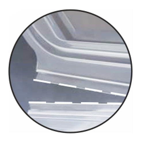 Nahaufnahme von zwei Karosserieteilen mit einer Oberfläche ähnlich Starpak 50 Verpackungsbecher mit Klappdeckeln, PP transparent 8-eckig. Eine gestrichelte weiße Linie markiert den Abstand zwischen den horizontal ausgerichteten Teilen, die in einem kreisförmigen Rahmen dargestellt sind.