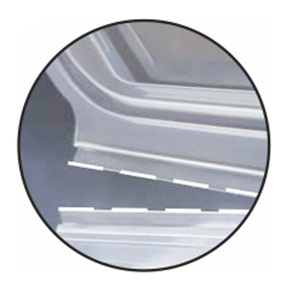 Nahaufnahme von zwei Karosserieteilen mit einer Oberfläche ähnlich Starpak 50 Verpackungsbecher mit Klappdeckeln, PP transparent 8-eckig. Eine gestrichelte weiße Linie markiert den Abstand zwischen den horizontal ausgerichteten Teilen, die in einem kreisförmigen Rahmen dargestellt sind.