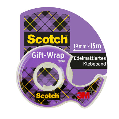 Eine Rolle Scotch® Geschenk-Klebeband im Handabroller, CAT 15 (19 mm x 15 m) von 3M Deutschland GmbH, in lila Verpackung mit schwarz-gelbem Argyle-Design und deutschem Text. Ideal für Geschenkverpackungen.