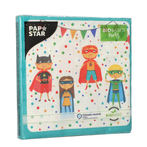 PAPSTAR 20 Servietten, 33 x 33 cm, 3-lagig von PAPSTAR GmbH: Buntes Design mit Superheldenkindern auf weißem Hintergrund mit Punkten und Girlanden. Verpackung betont den Einsatz biobasierter Materialien.