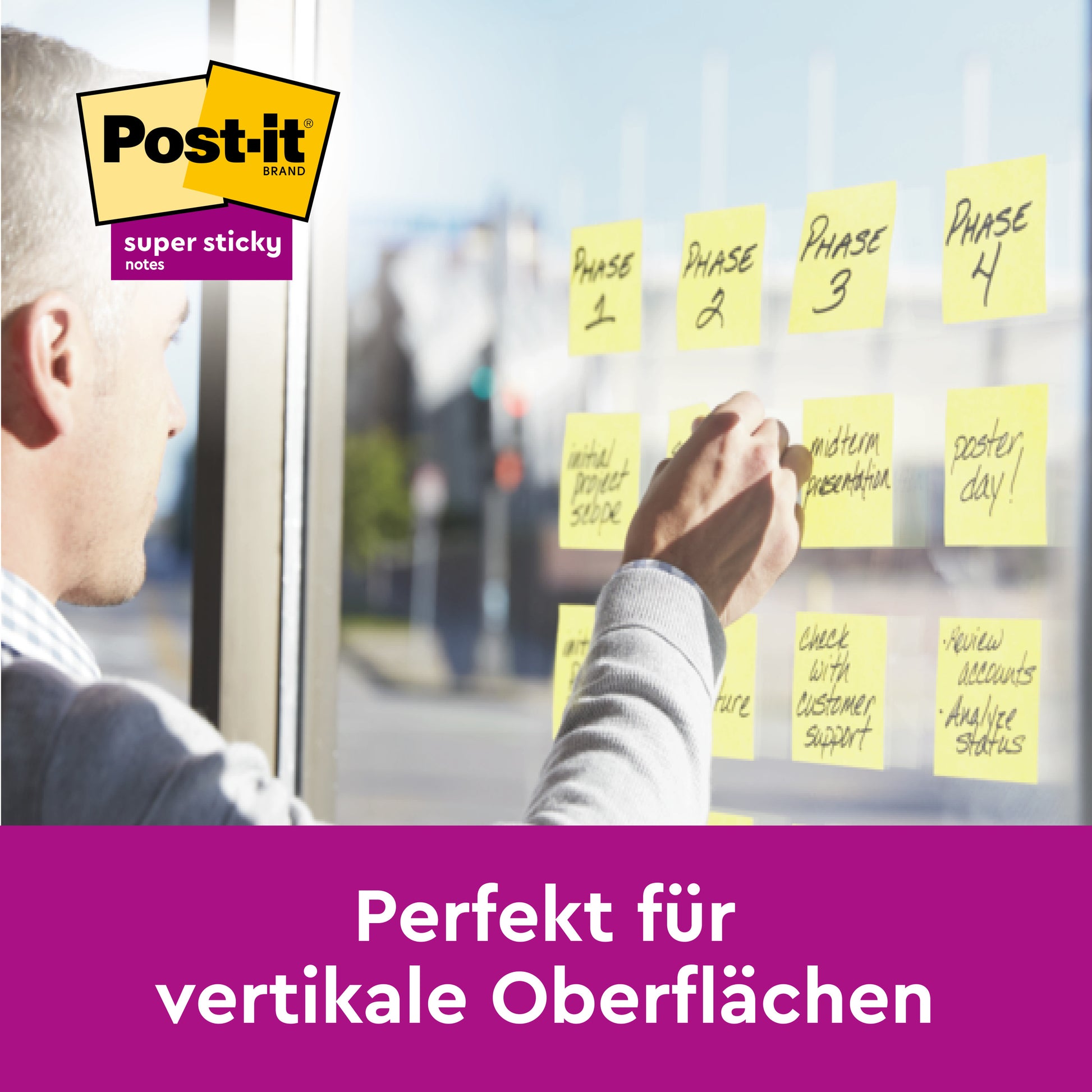 Jemand bringt gelbe Post-it® Super Sticky Notes (76 x 76 mm, 90 Blatt/Block, 100% PEFC) von 3M Deutschland GmbH mit Phasen und Aufgaben an ein Glasfenster an. Text: "Perfekt für vertikale Oberflächen.
