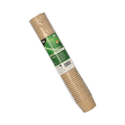 Ein versiegelter Stapel von 50 PAPSTAR Portionsbechern aus brauner Pappe der PAPSTAR GmbH ist kunststoffumhüllt und mit einem grün-weißen Etikett versehen. Die recycelbaren Einwegbecher sind zylindrisch auf weißem Untergrund angeordnet.