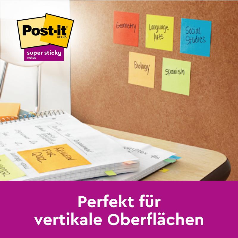 On a corkboard lie colorful Post-it® Super Sticky Notes (76 mm x 76 mm, 90 sheets/block, 100% PEFC) by 3M Deutschland GmbH, labeled with school subjects. An open notebook with notes and sticky notes lies on a desk.