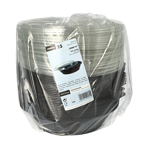 A clear package of 25 Starpak salad bowls (1000 ml, Ø 21.8 cm, 6 cm, black) with 'Snap It' lids made of crystal-clear R-PET, wrapped in plastic and labeled with a white label showing brand, quantity, and recycling information.