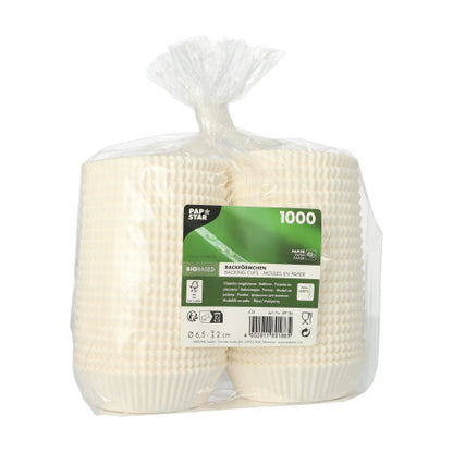 Eine durchsichtige Kunststoffverpackung enthält vier Stapel Papierbackförmchen „PAPSTAR 1000 Backförmchen rund“ der PAPSTAR GmbH mit einem grünen Etikett, auf dem 1000 Stück, Informationen zum biobasierten Material und weitere Produktdetails angegeben sind.