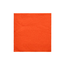 Eine PAPSTAR-Serviette aus der DAILY-Kollektion in Nektarine-Orange (24x24 cm, 1/4-Falz) ist auf weißem Hintergrund abgebildet. Die quadratische Serviette hat eine dezente Struktur und wird in einer 20er-Packung geliefert.