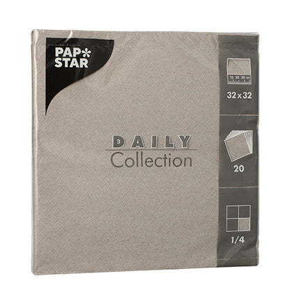 The 20 napkins “DAILY Collection” (32x32 cm, 1/4-fold) by PAPSTAR GmbH come in a stylish light brown packaging with silver and white text, perfect for an elegant table decoration.