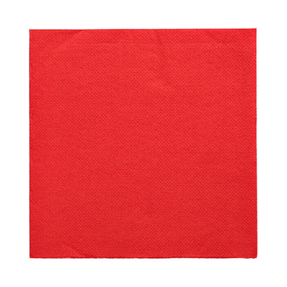 Auf weißem Hintergrund ist eine rote Papierserviette (32 x 32 cm) der PAPSTAR GmbH mit 50 Servietten „DAILY Collection“ im 1/4-Falz-Format abgebildet.