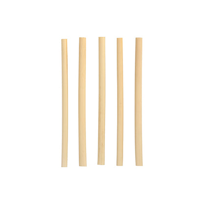 Fünf PAPSTAR Cocktail Trinkhalme Schilf "pure" (15 cm, Ø 7 mm) der PAPSTAR GmbH sind vertikal auf einem schlichten weißen Hintergrund angeordnet und heben die stilvollen und umweltfreundlichen, biologisch abbaubaren Strohhalme hervor.