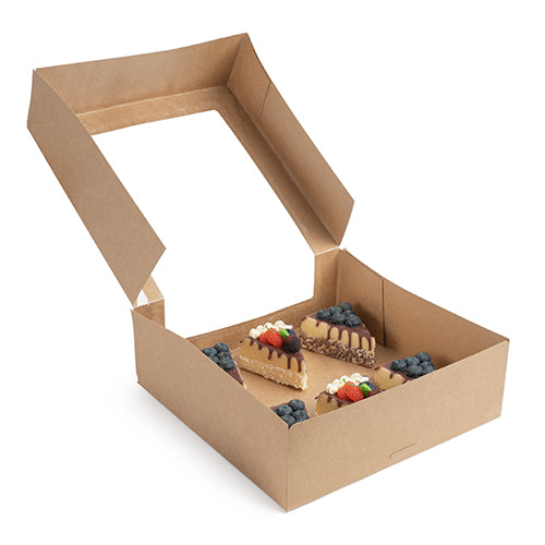 Die PAPSTAR 25 Tortenkartons mit Deckel eckig mit Sichtfenster aus PLA der PAPSTAR GmbH enthalten vier dekorierte Tortenstücke mit Schlagsahne und verschiedenen Früchten, hübsch angerichtet in der umweltfreundlichen Verpackung.