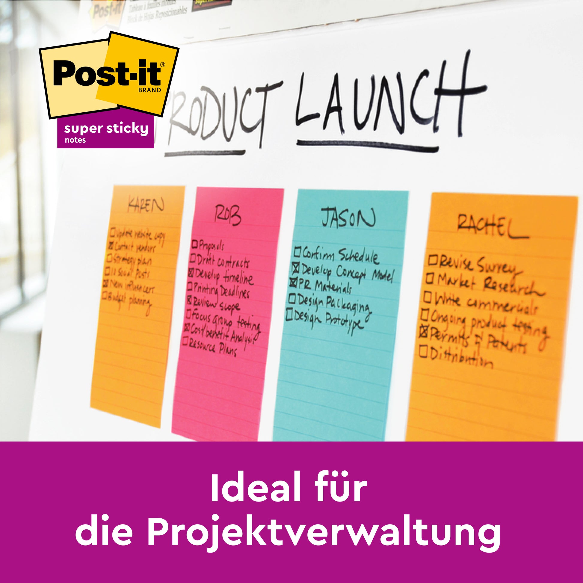 Ein Whiteboard mit vier farbigen, linierten Post-it® Super Sticky Notes (Großformat, Boost Collection, 101x152mm) der 3M Deutschland GmbH zeigt handschriftliche Projektaufgaben. PEFC-zertifiziert. Text: "Ideal für die Projektverwaltung.